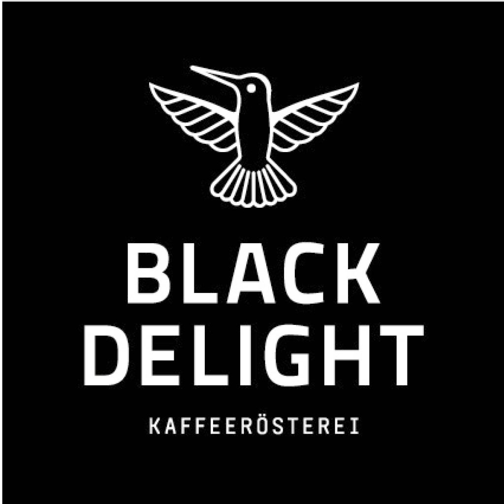 2006. New York. Brooklyn. Raoul verliebt sich – gleich doppelt: In die formvollendete Espressomaschine Synesso aus Seattle – und in die Idee, eine eigene Kaffeebar mit eigener Rösterei in Hamburg zu eröffnen.  So entstand Black Delight – zuerst im Eppendorfer Weg. Dann zog die Rösterei in die Waidmannstraße zwischen Altona und Eimsbüttel, die Kaffeebar fand ihr Zuhause in der Friedensallee in Ottensen.  Seit 2007 rösten wir unsere Kaffees – mit Hingabe, Erfahrung und einer ordentlichen Portion Neugier.
