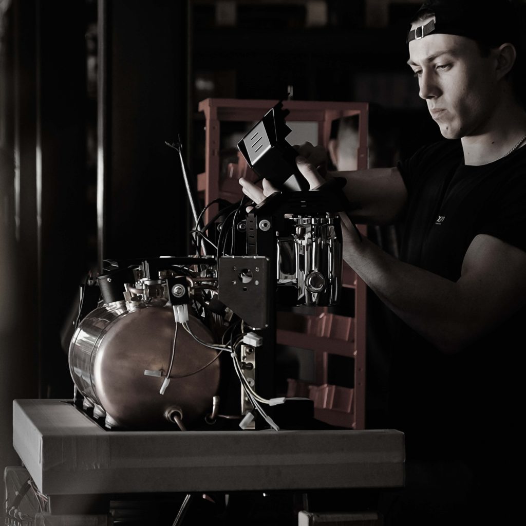 In unserer Schwesterfirma Officina Espresso kümmern sich Sven, Christian und Aleks um das, was unter der Haube steckt.  

Mit technischem Know-how, Fingerspitzengefühl und einem Schraubenzieher in der Brusttasche bringen sie unsere – und eure – Maschinen wieder zum Singen. Oder zumindest zum Zischen. Wie es sich gehört.